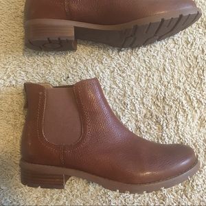 NWT Sofft Women’s Sherwood Chelsea boot in Whiskey